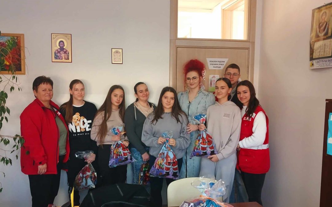 Додјела поклон пакетића члановима Покрета Црвени крст
